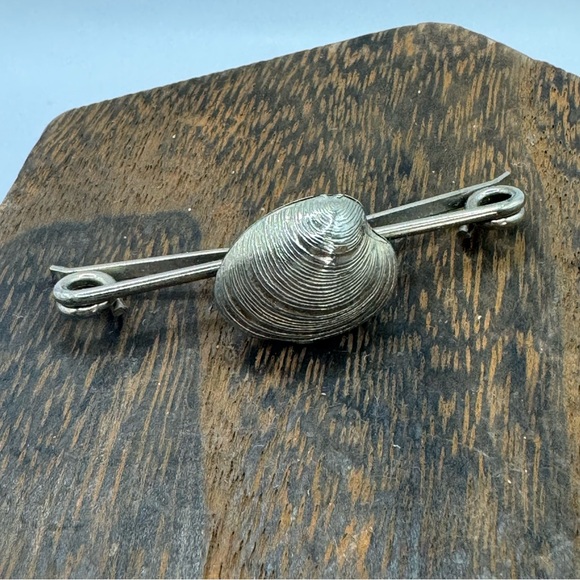 Vintage clam shell textured collar pin silver tone - Picture 2 of 7